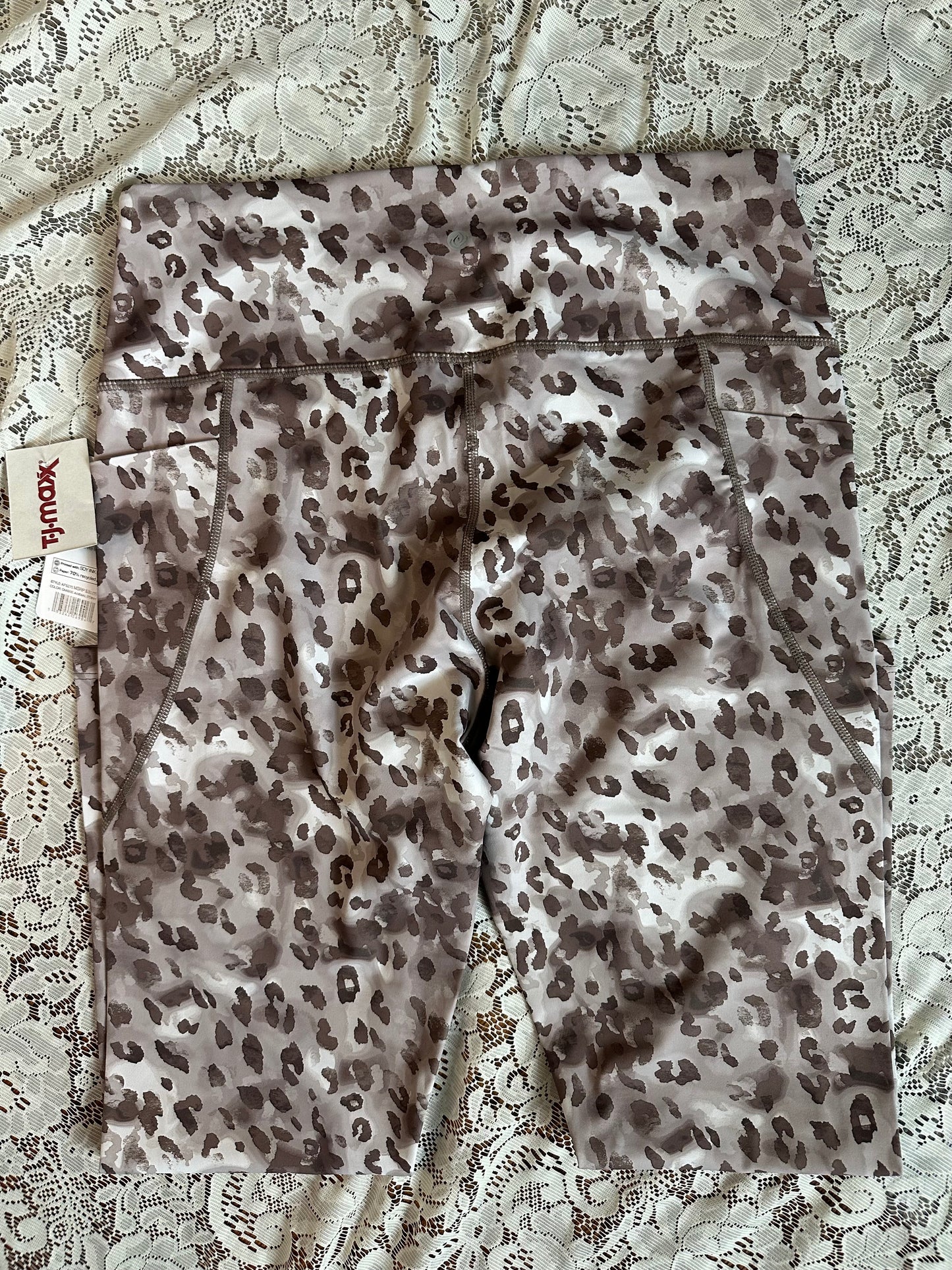 L NWT Snow Leopard Leggings