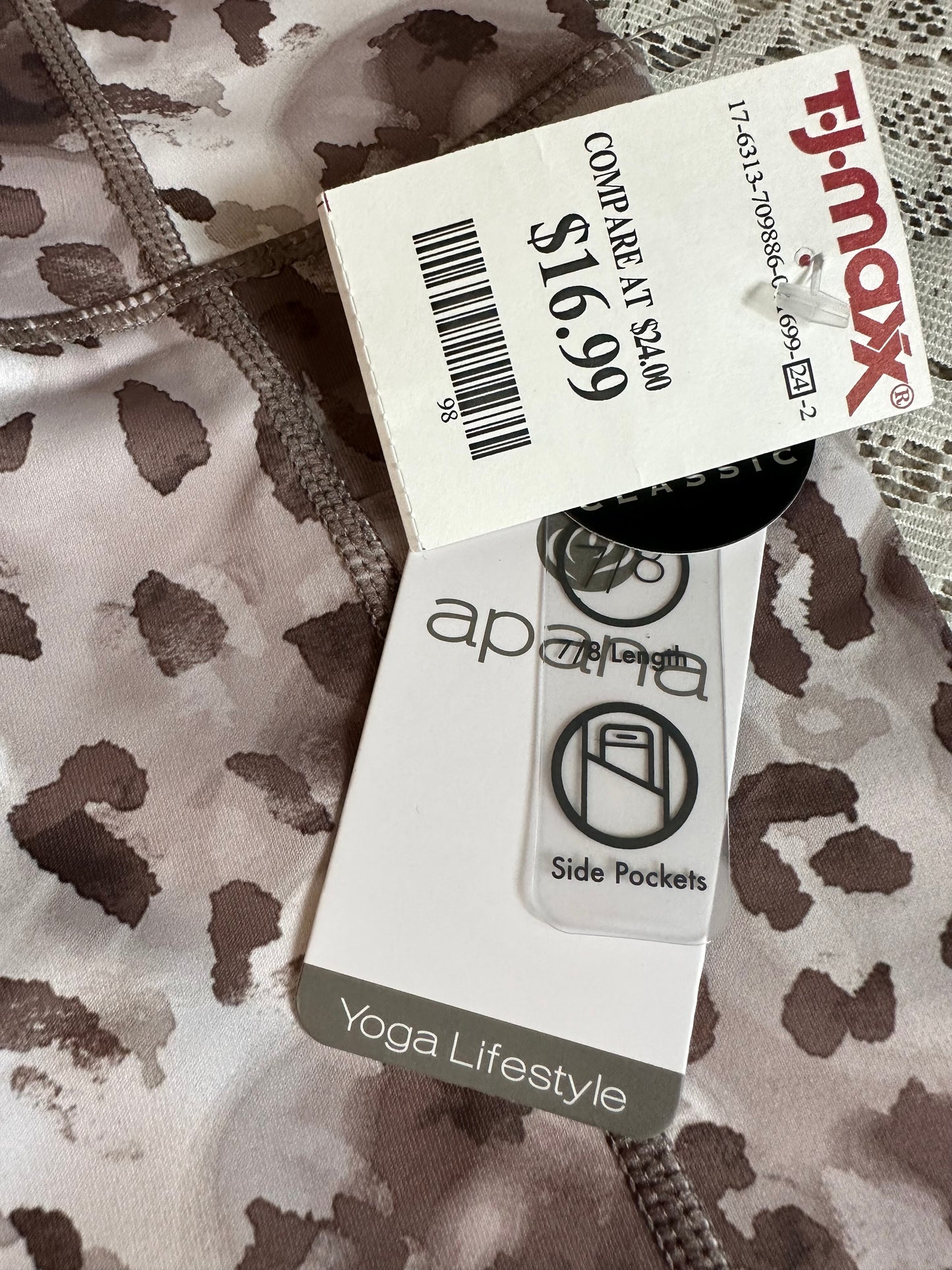 L NWT Snow Leopard Leggings