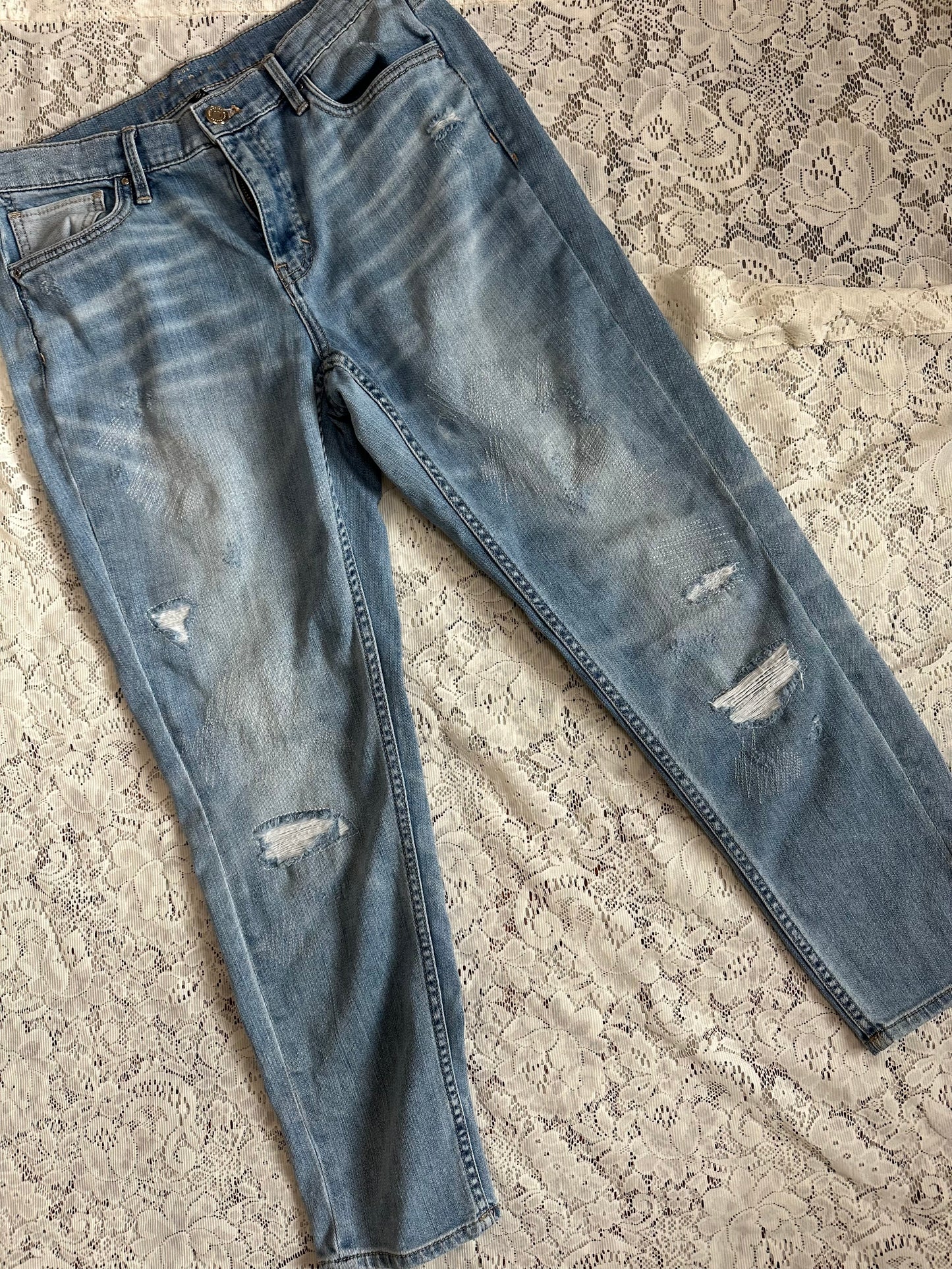 6 WHBM Girlfriend Distressed Jeans EUC