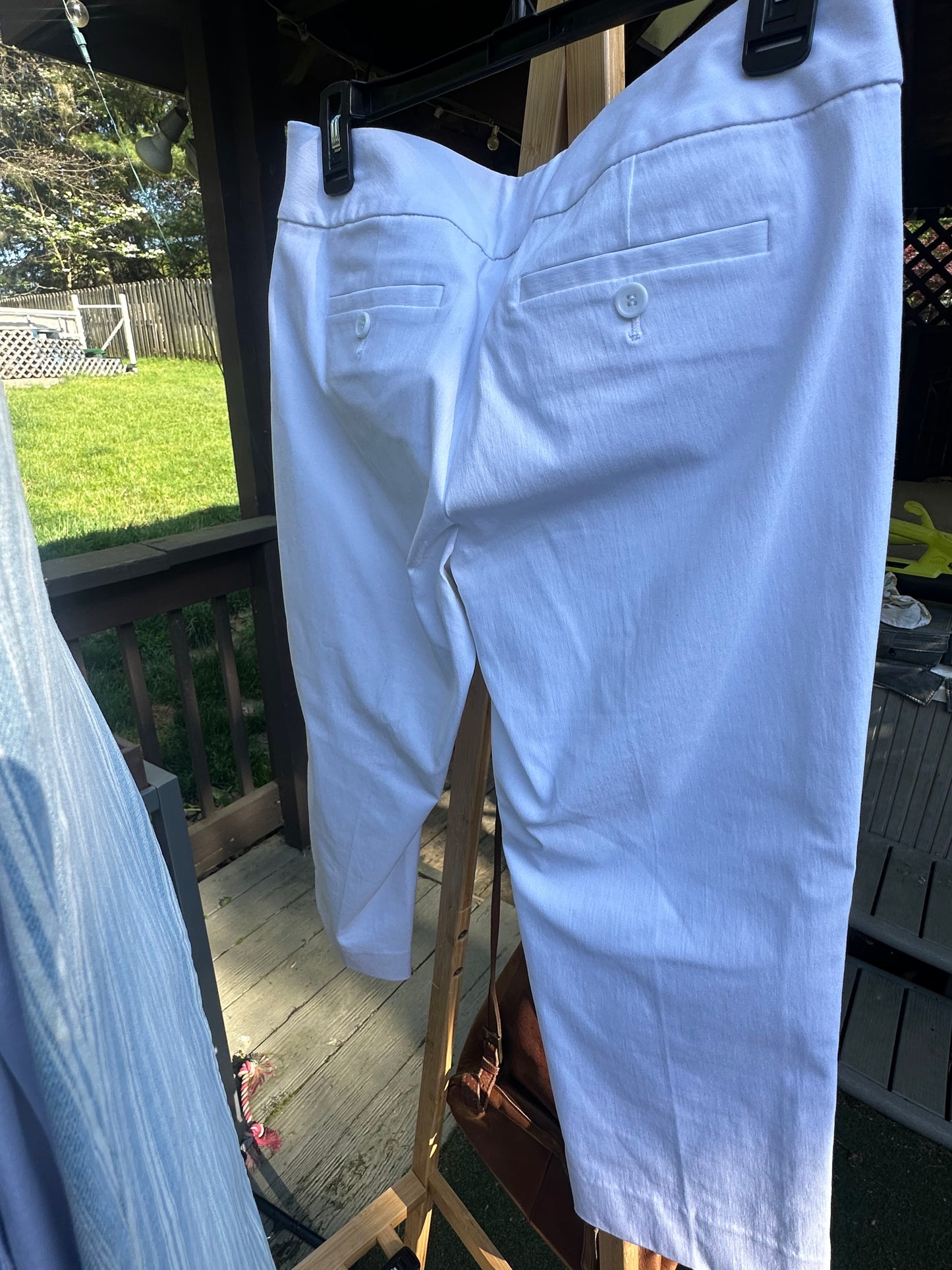 M Size 6 Limited White Capris