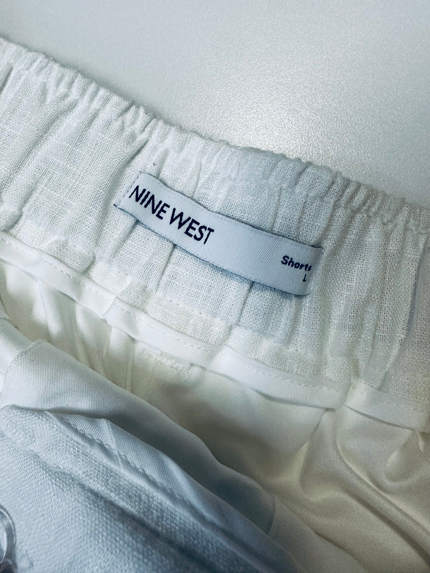 L Nine West White Linen Blend Short